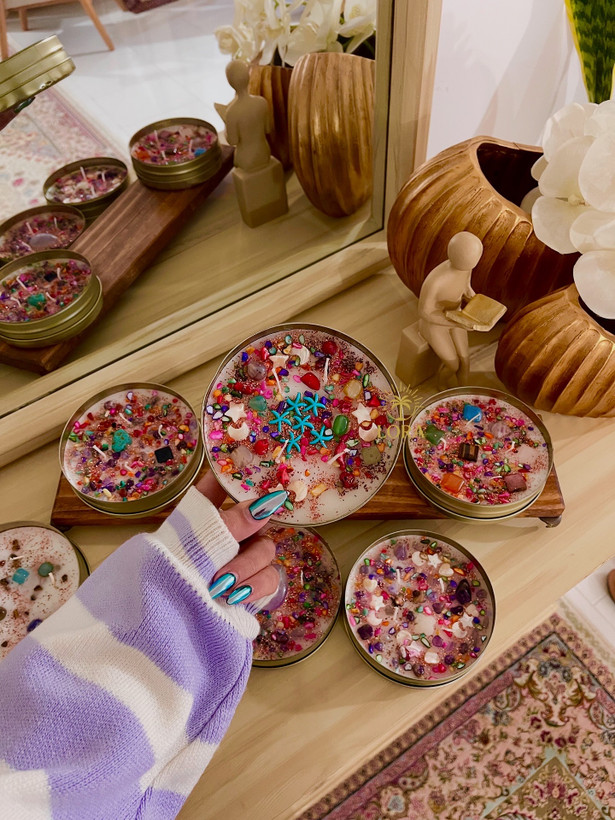 شمع معطر با تزئین سنگ های طبیعی دستساز